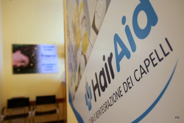 Ingresso del centro HairAid di Verona con insegna del brand