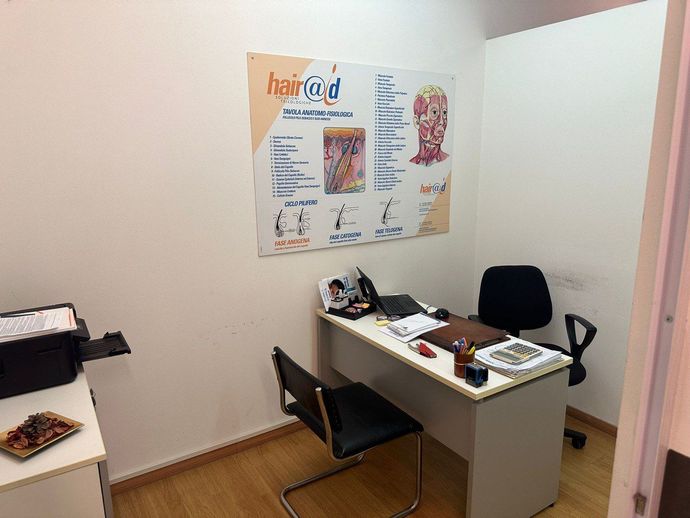Interno della sede HairAid di Livorno con postazioni per i trattamenti tricologici