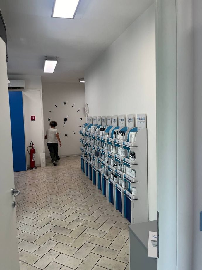 Ingresso del centro tricologico HairAid di Firenze