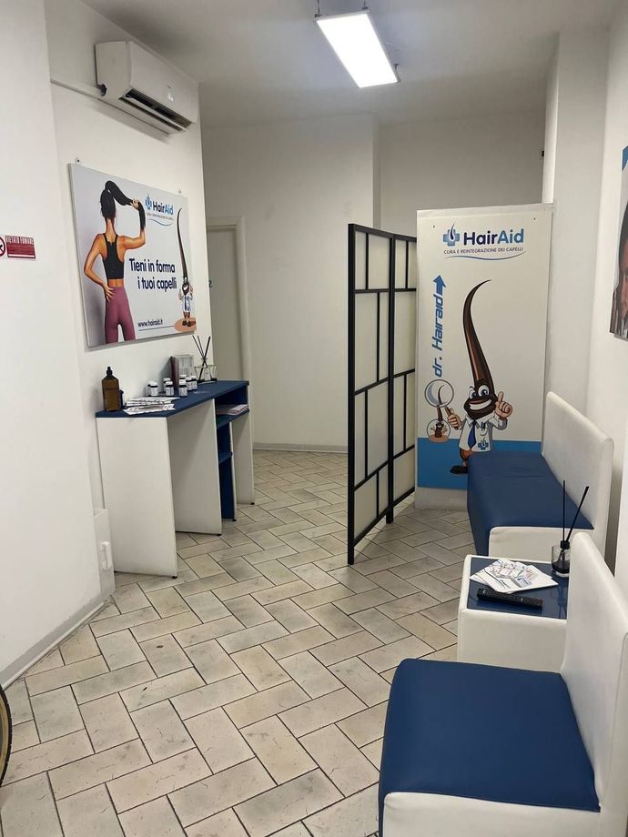 Sala d'attesa del centro HairAid di Firenze con ambiente moderno e professionale