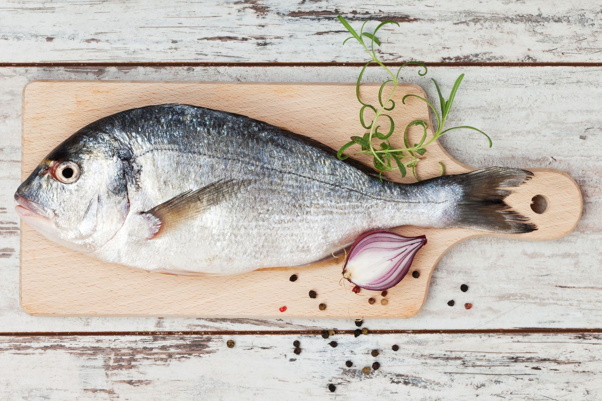 Alimenti naturali con omega-3 su tagliere: nutrizione e rimedi alimentari contro la stempiatura