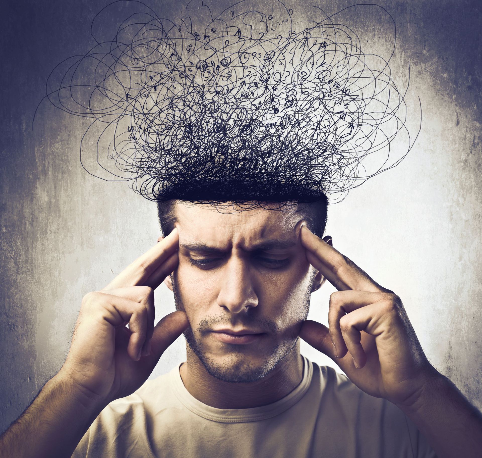 Uomo stressato che si tiene le tempie: lo stress come causa della stempiatura e come gestirlo