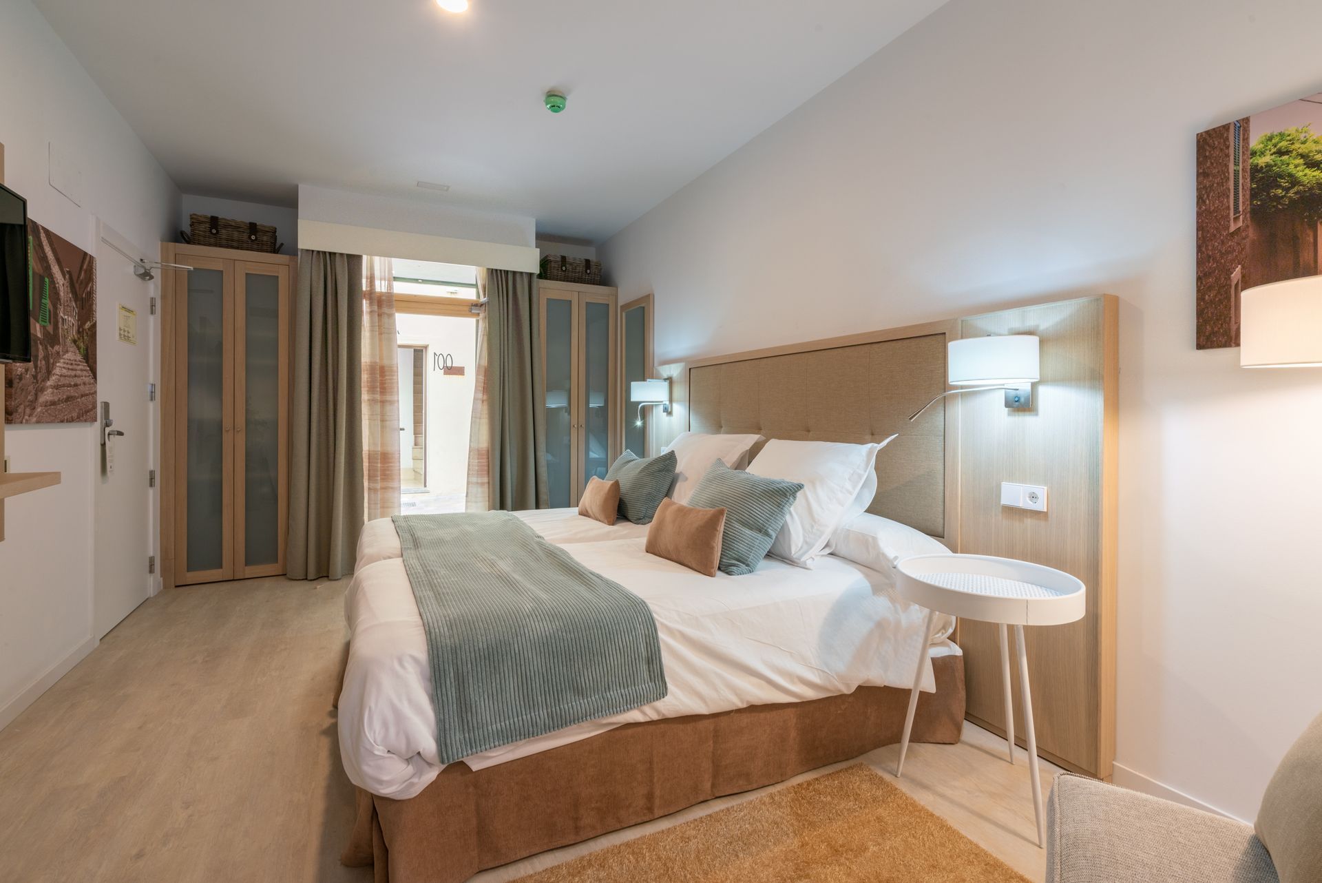 Dormitorio con puerta abierta 