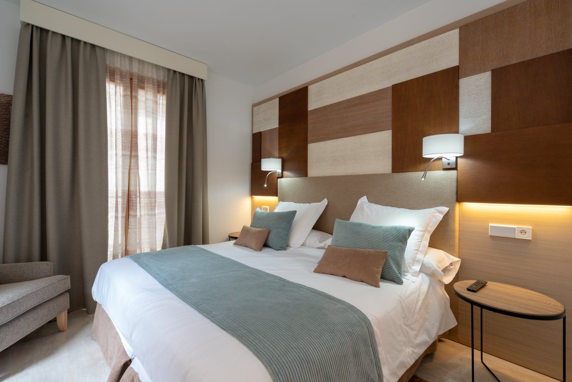 Dormitorio con cama grande