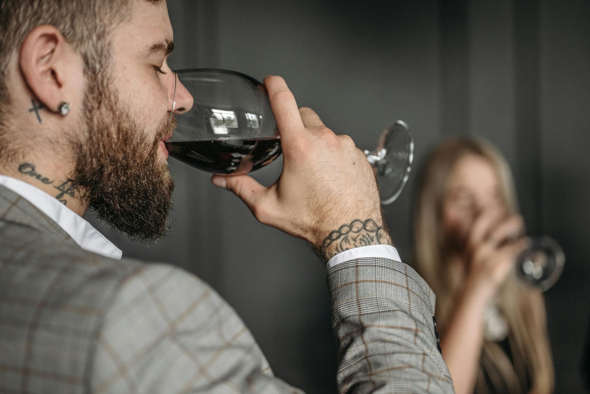 Hombre de traje bebiendo vino tinto Maxia