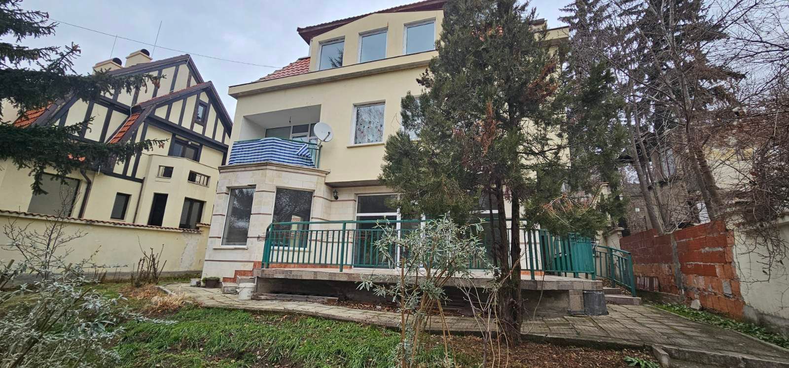Къща за продажба в Банкя с двор и тиха локация