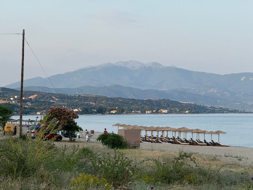 Спокойна крайбрежна зона в Неа Кердилия до Loggari Beach