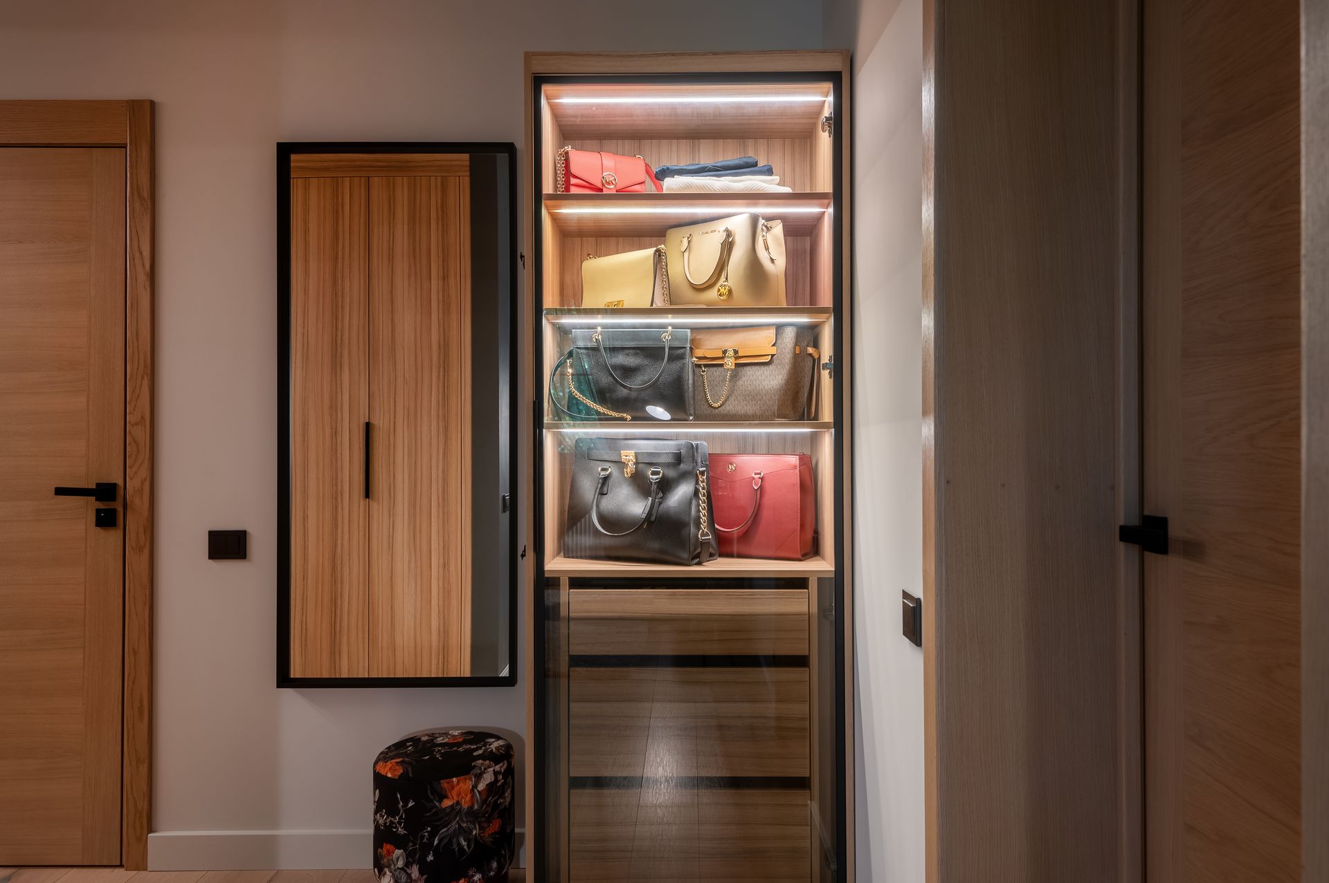 Mājas interjera dizains. Garderobe. Detaļas