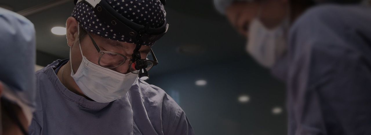 Surgeon operating in a CCTV-monitored operating room