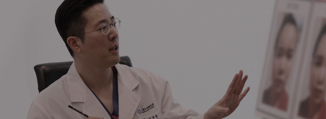 Surgeon explaining the mini lift plan to a patient