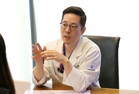 Answering a patient’s questions before surgery, Grand Plastic Surgery, Seoul