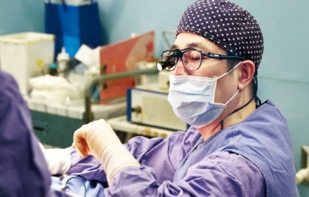 A Grand surgeon operating with magnifying loupes, Grand Plastic Surgery, Seoul