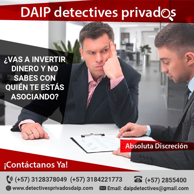 Dos hombres en oficina revisan documentos; anuncio de “DAIP detectives privados” con contacto y “Absoluta discreción”