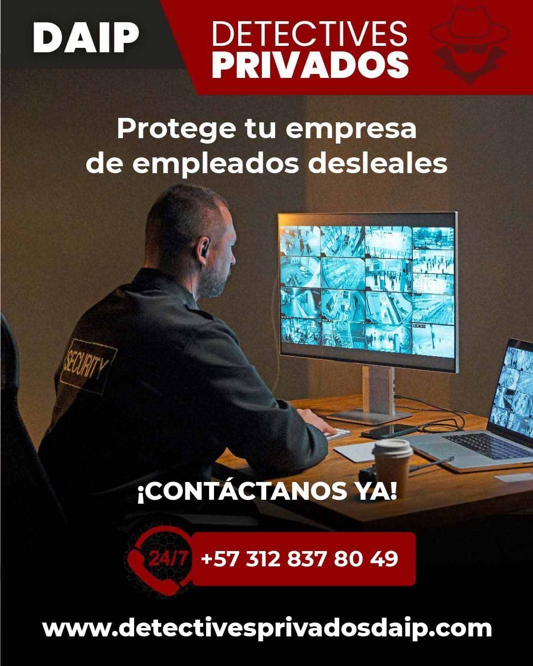 Un guardia de seguridad supervisa las grabaciones de las cámaras de vigilancia desde su escritorio. 