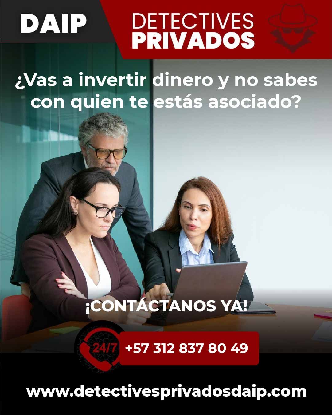 Un anuncio de un investigador privado muestra a tres profesionales mirando una computadora portátil.