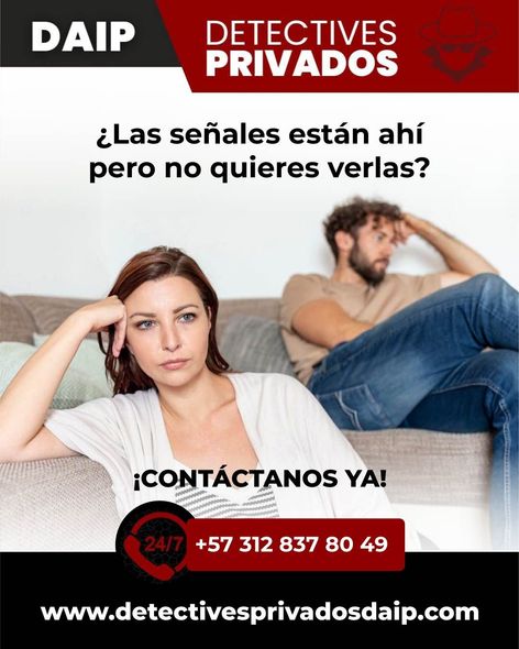 Una pareja está sentada aparte en un sofá, con semblante pensativo. 
