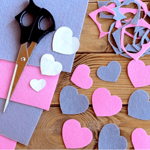 Different sizes and colors of felt hearts
