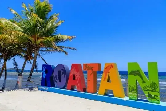 Un cartel en una playa que dice hoatan