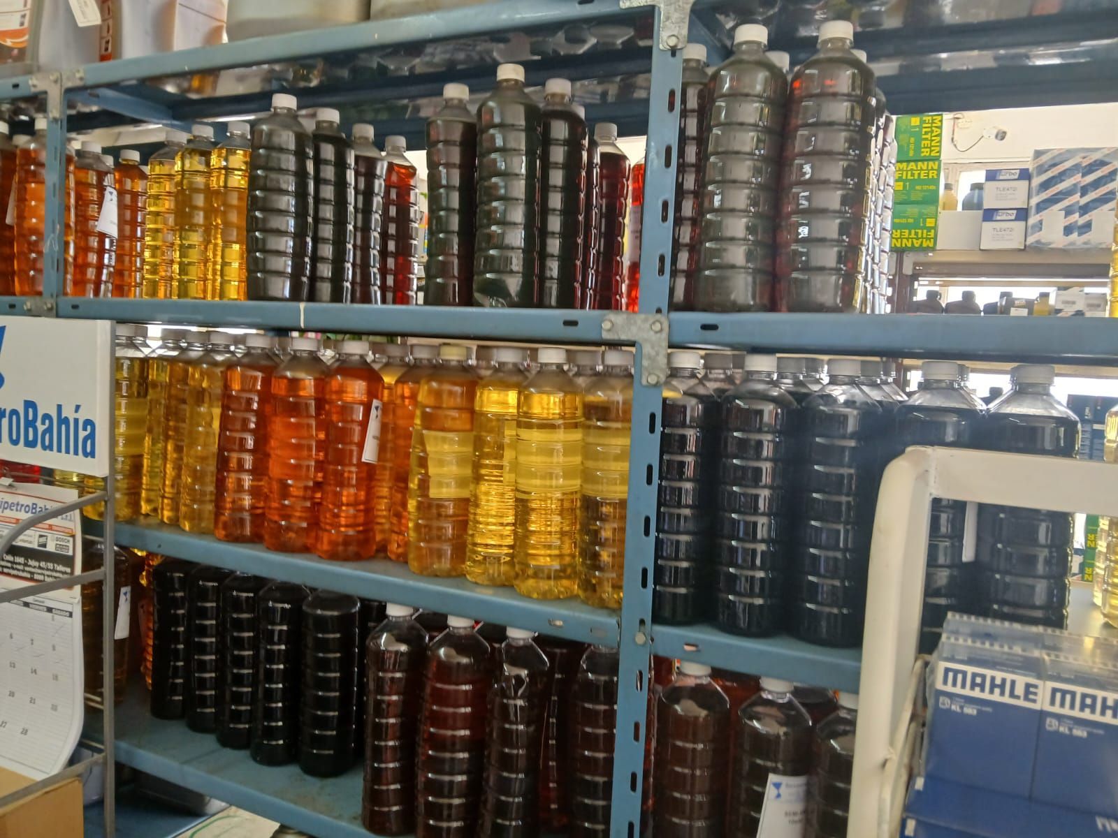 Estantes con botellas PET en negocio.