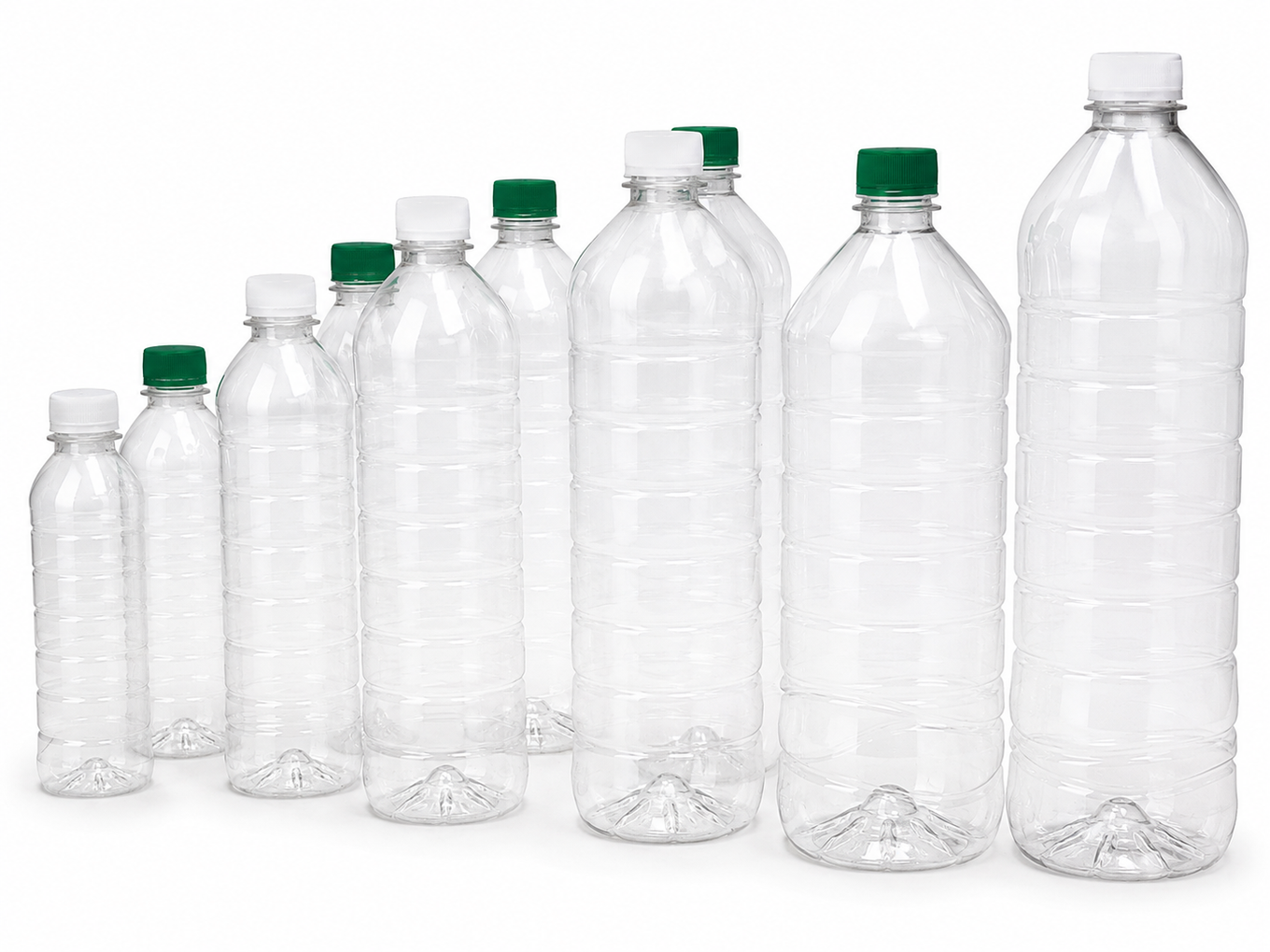 Botellas de agua de plástico transparente con tapones verdes dispuestas en fila sobre un fondo blanco.