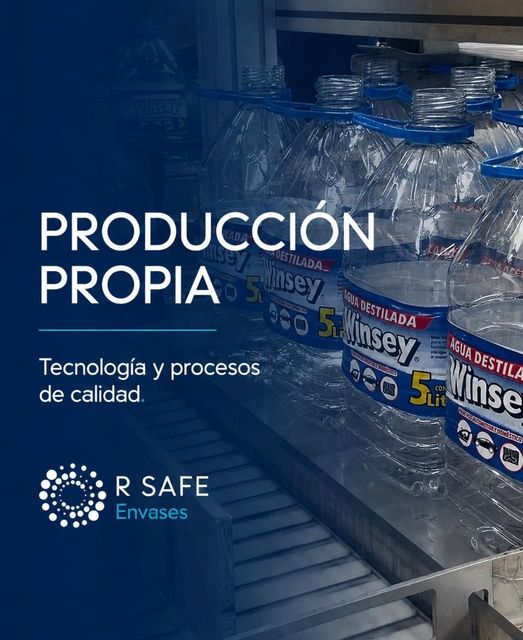 Botellas de agua en una línea de producción con el texto en español “PRODUCCIÓN PROPIA” y la marca “R SAFE Envases”.