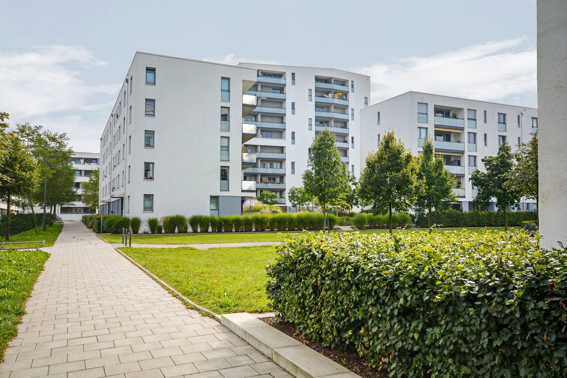 Una hilera de edificios de apartamentos con una pasarela entre ellos.