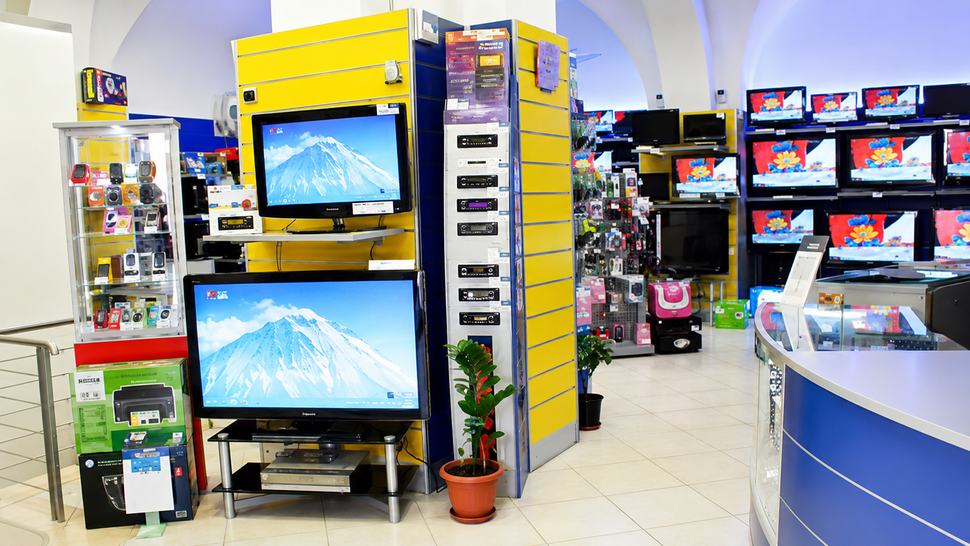 Staff di Euronics Point Giovanniello in consulenza con un cliente