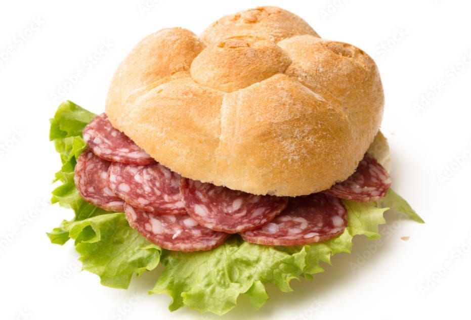 Panino al salame su un panino rotondo con lattuga.