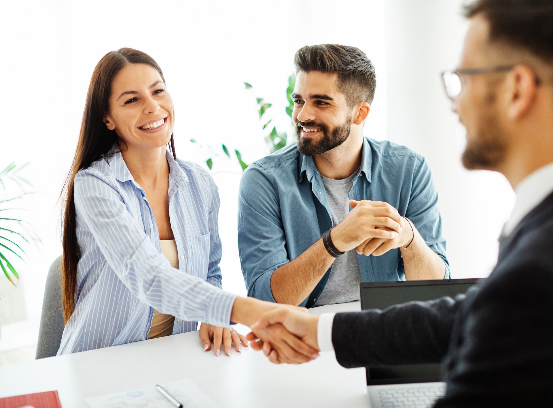 appraiser and clients shakeshand