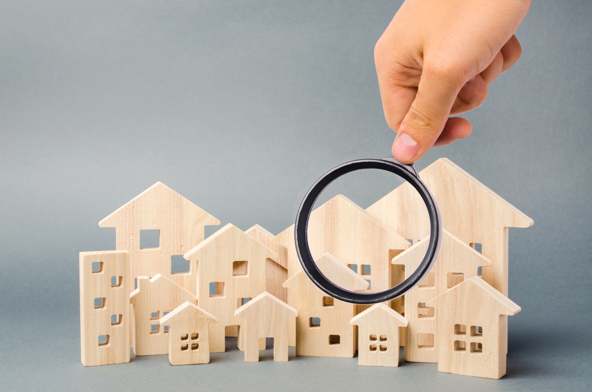 house miniatures and magnifying glass