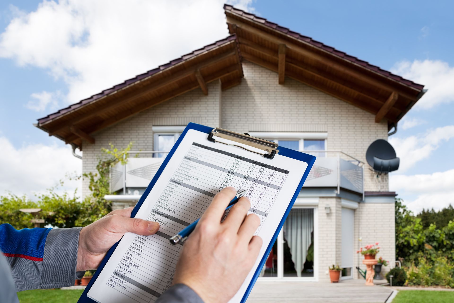 appraiser holding inspection list