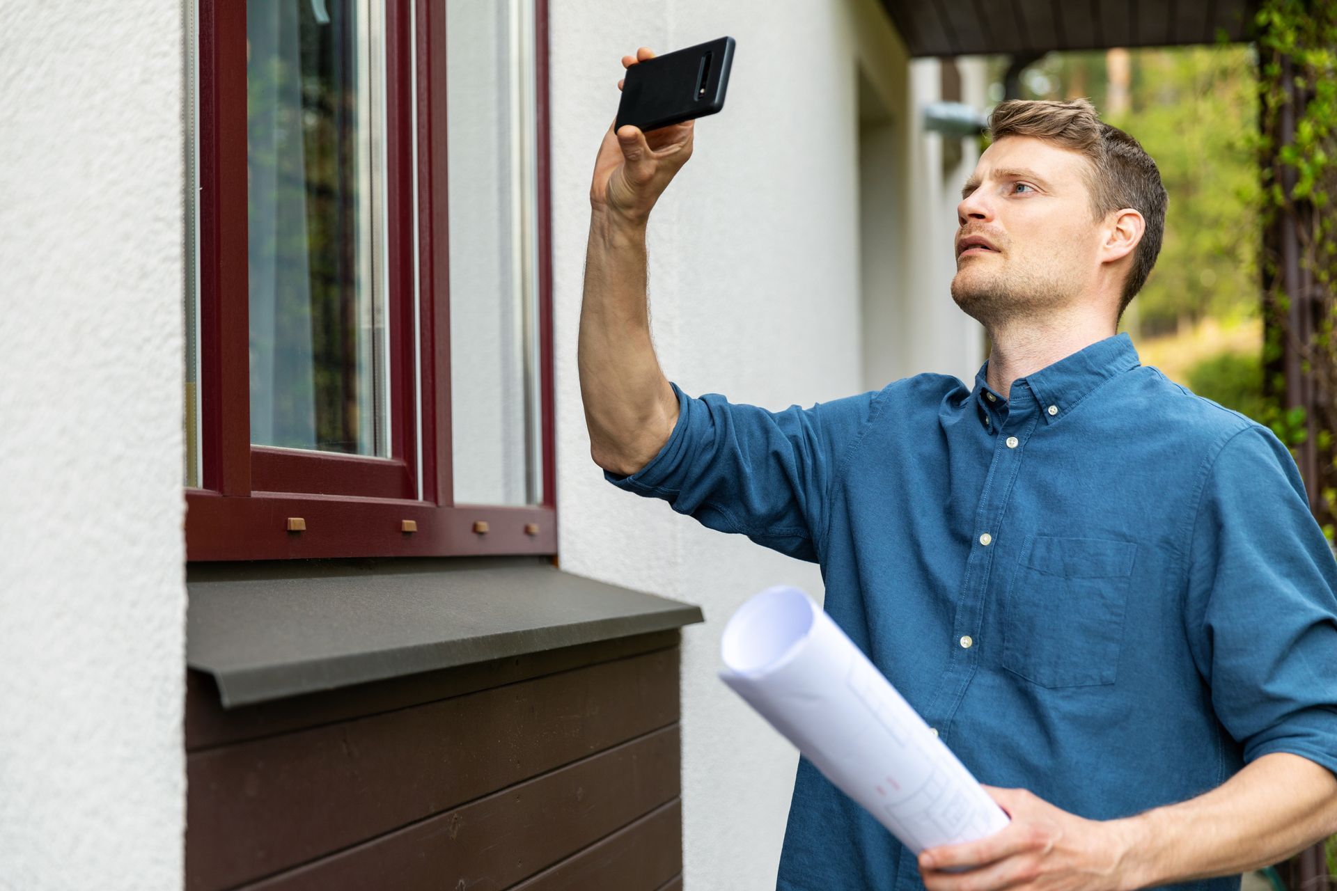 appraiser taking a picture of the house exterior