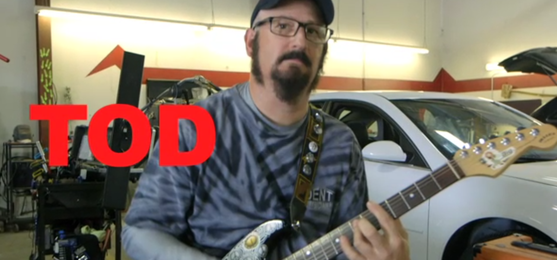 Man playing guitar, 