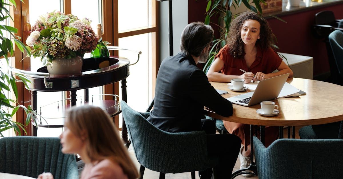 A group of people are sitting at a table in a restaurant.