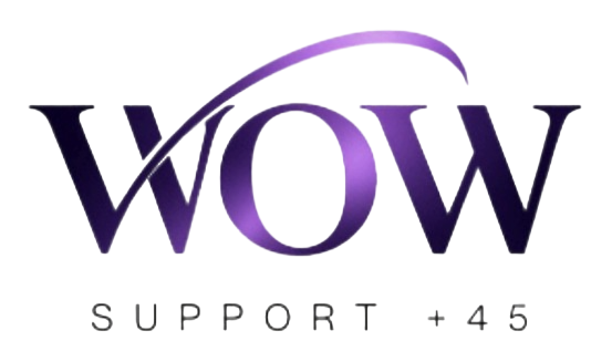 Logotipo de WOW Support +45 en morado y gris con un arco curvo sobre el nombre de la marca.