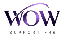 Logotipo de WOW Support +45 en morado y gris con un arco curvo sobre el nombre de la marca.