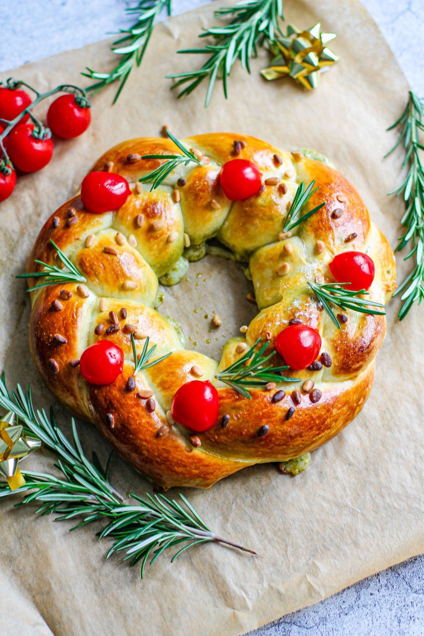 Köstlicher Adventskranz aus Pizzateig mit Käsefüllung