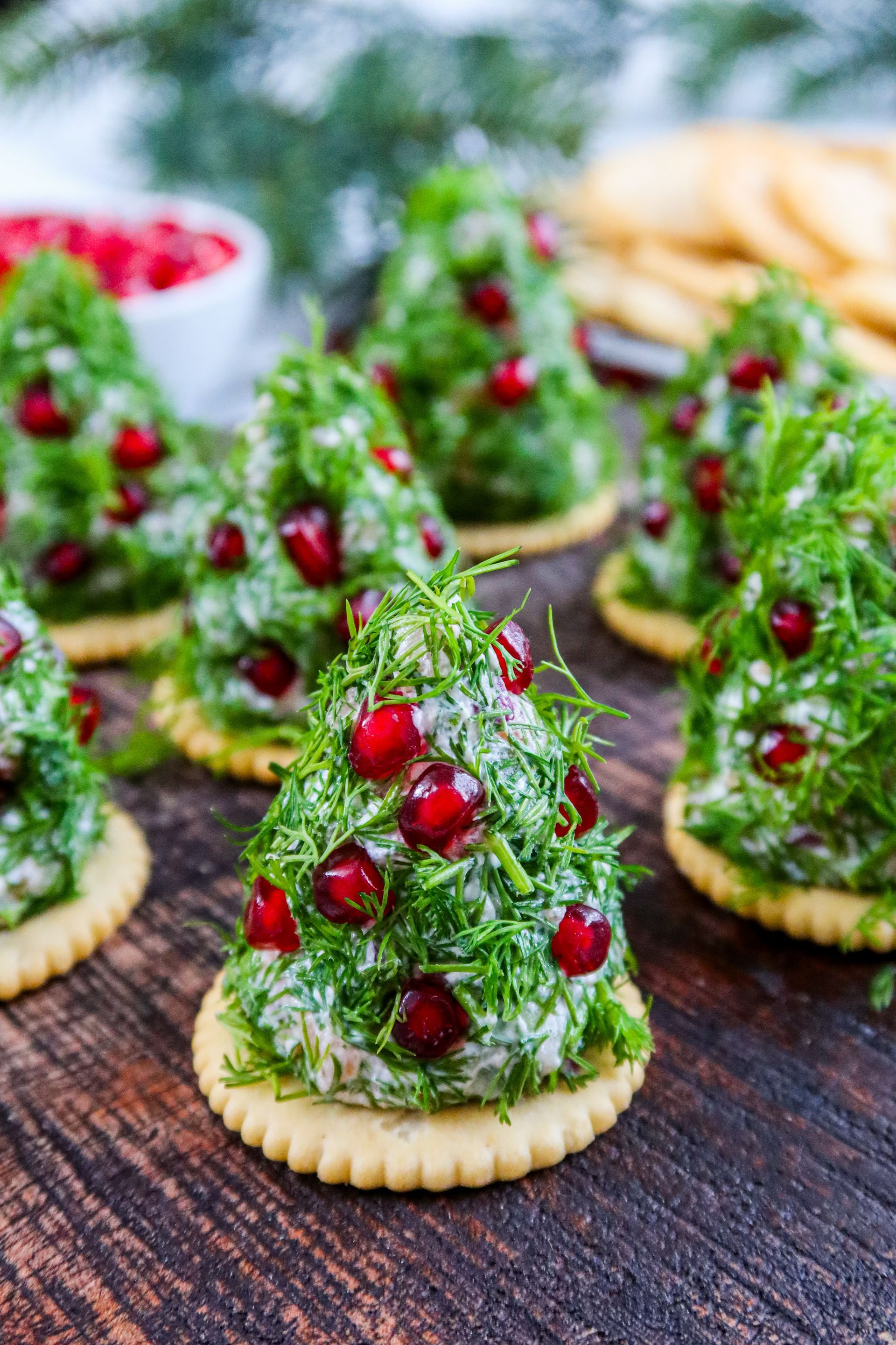 Virales Weihnachtsrezept. Frischkäse Weihnachtsbaum mit Dill