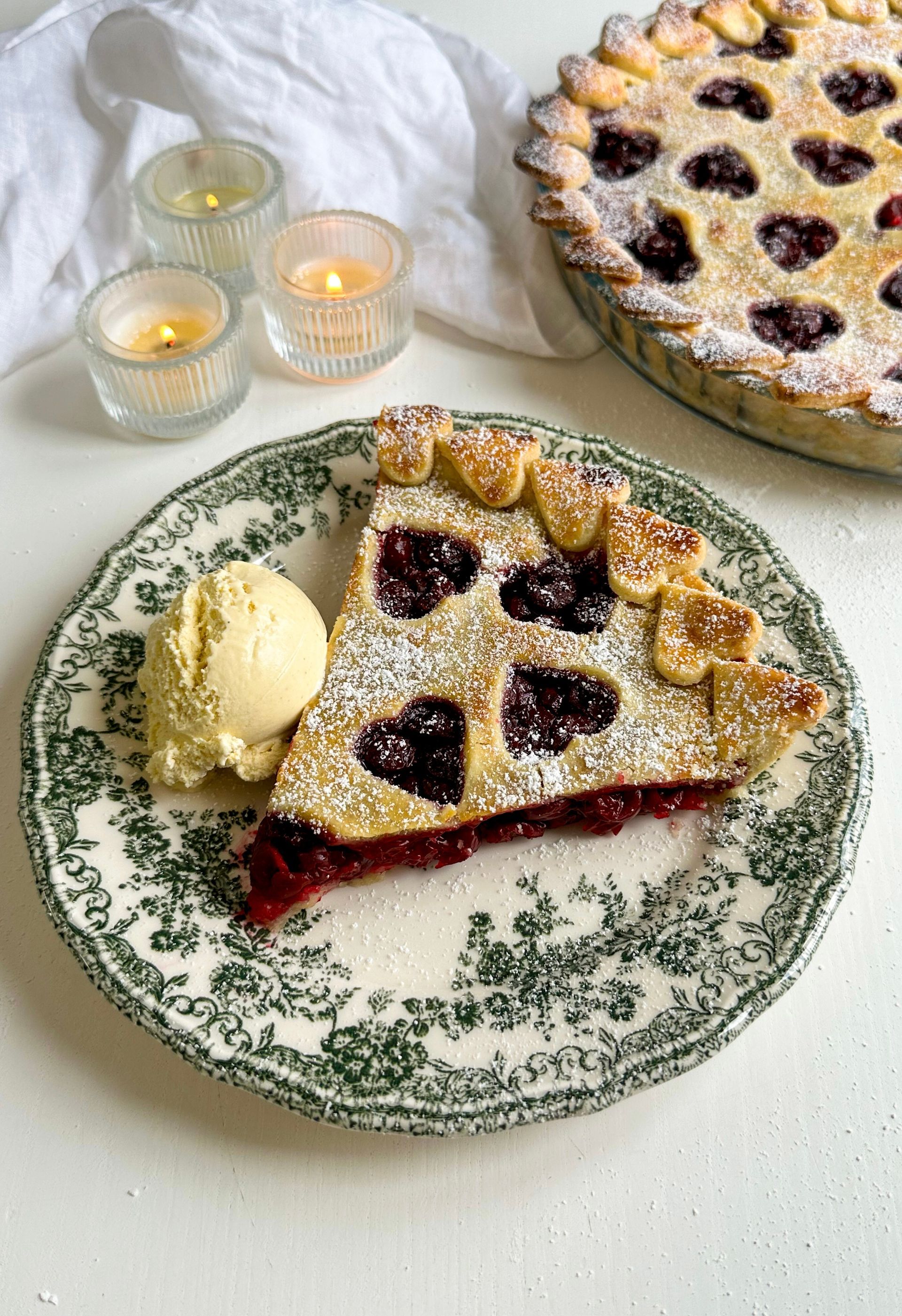 Kirsch-Pie mit Herzform zum Valentinstag
