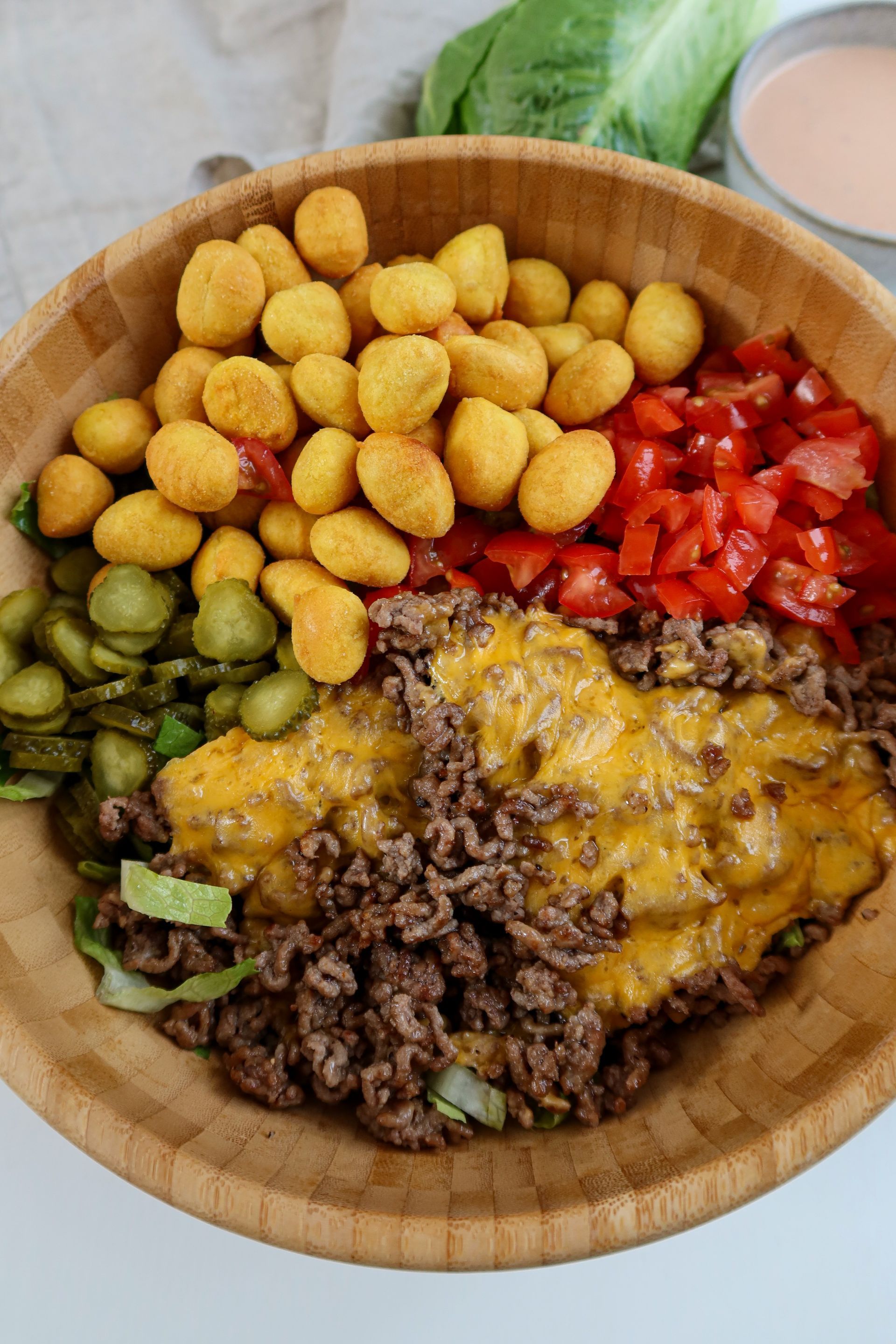 Cheeseburger in Form eines Salates mit gebackenen Gnocchi