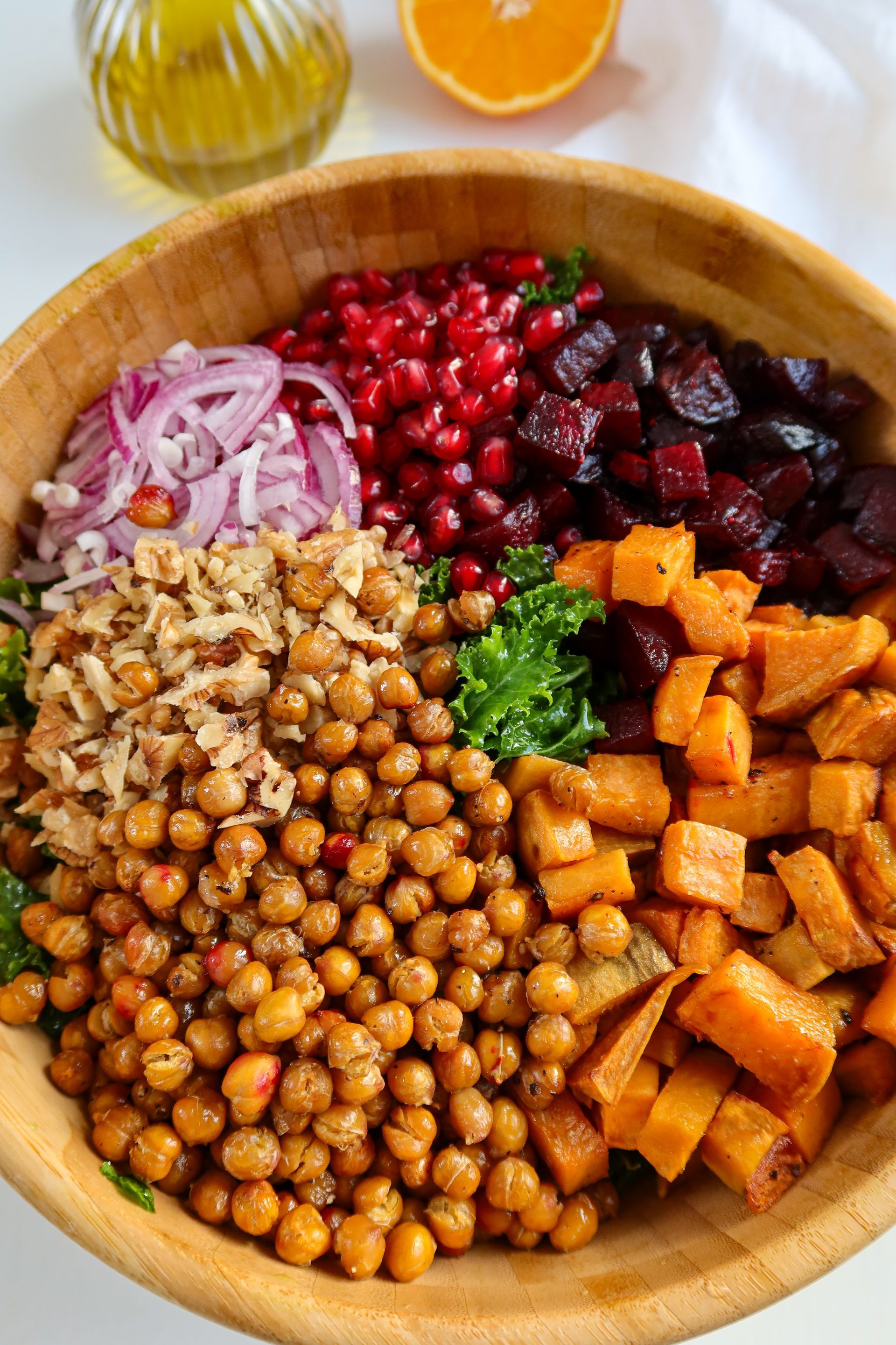 Superfood-Salat mit Wintergemüse Grünkohl, rote Beete und Süßkartoffel