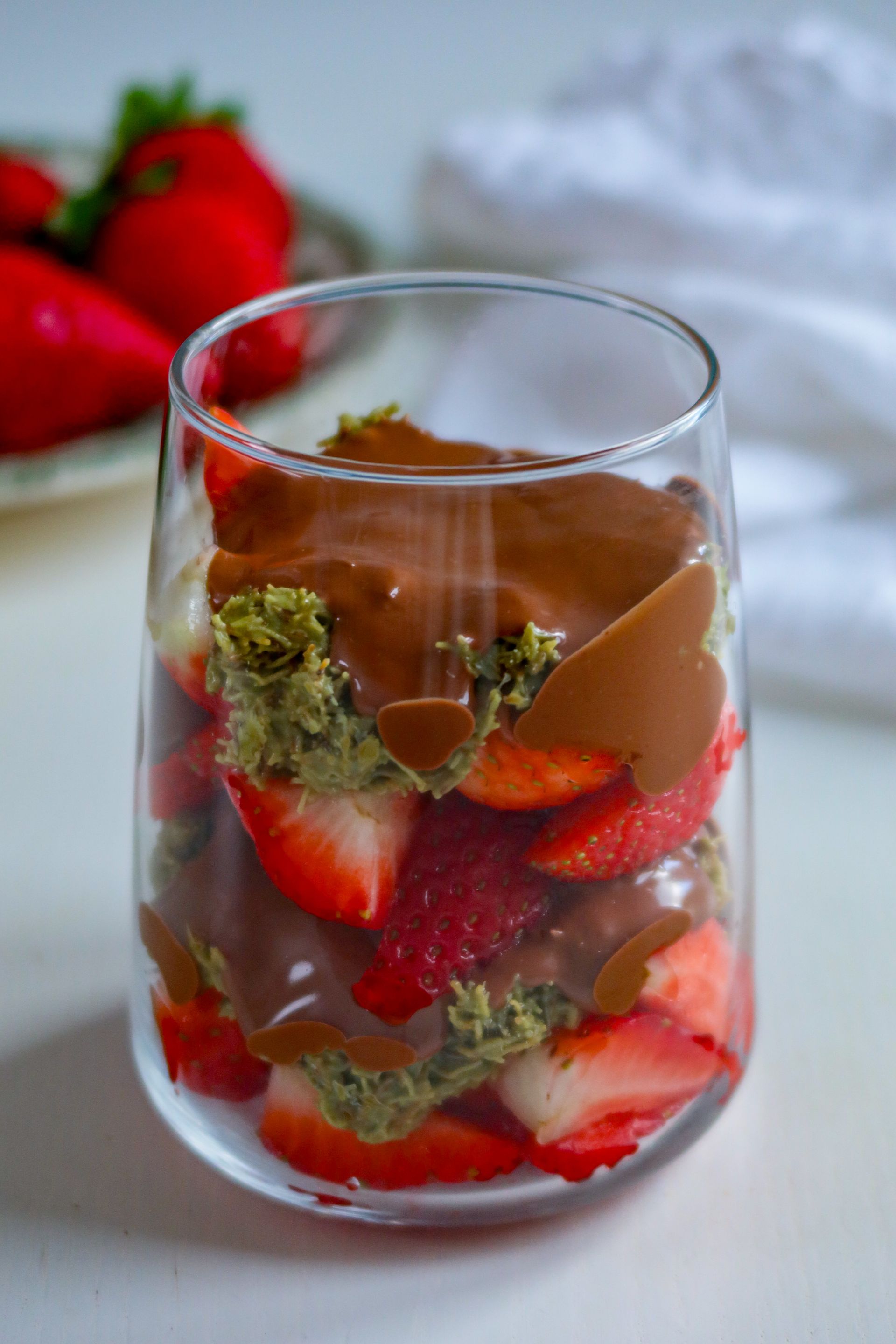 Leckeres Schichtdessert aus Erdbeere und Pistaziencreme in Dubai-Style
