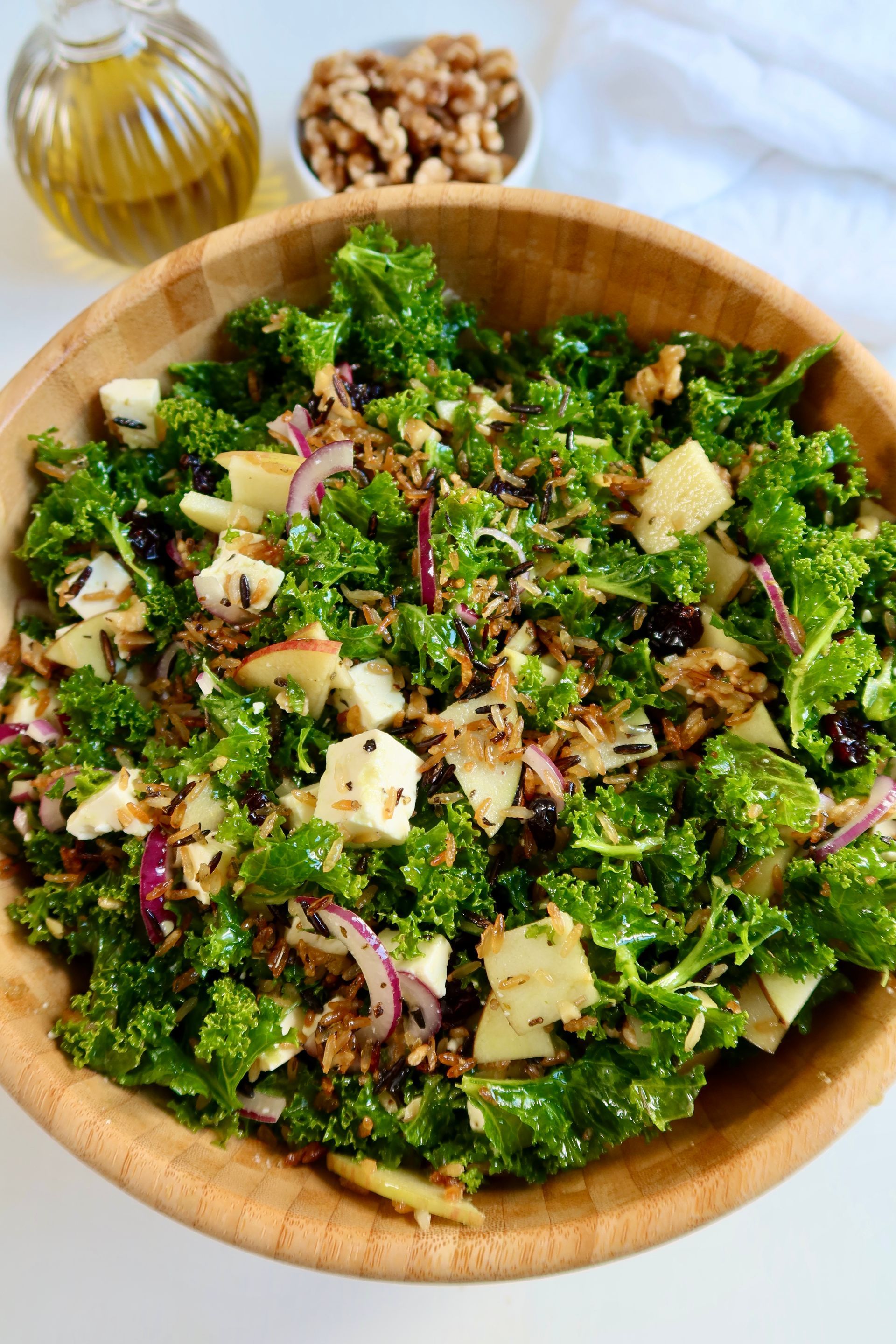 Knuspriger Reis in einem winterlichen Salat mit saisonalen Zutaten