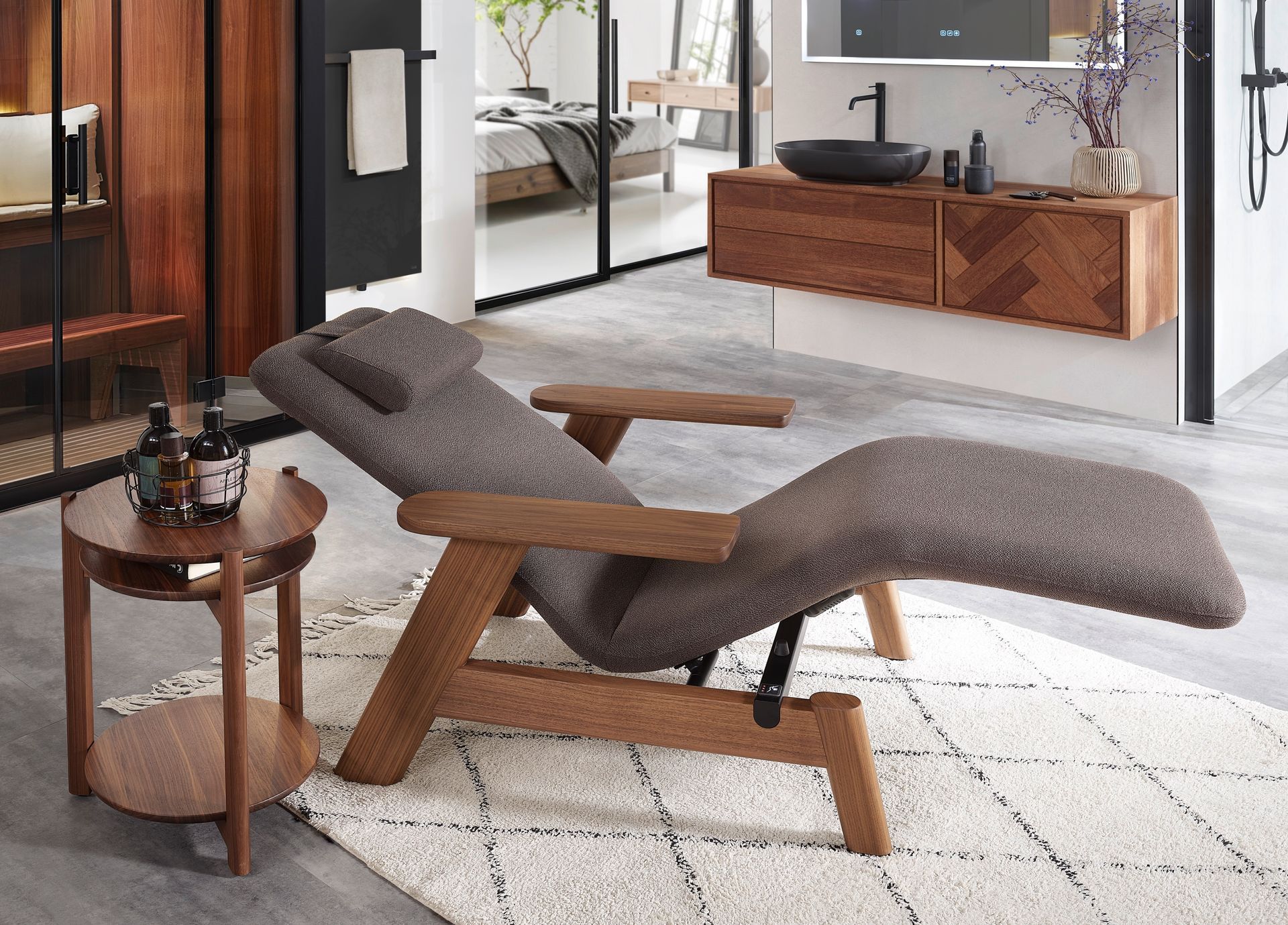 KLAFS SOMRA Wellnesslounger notenhout grafietgrijs bekleding sfeer 2