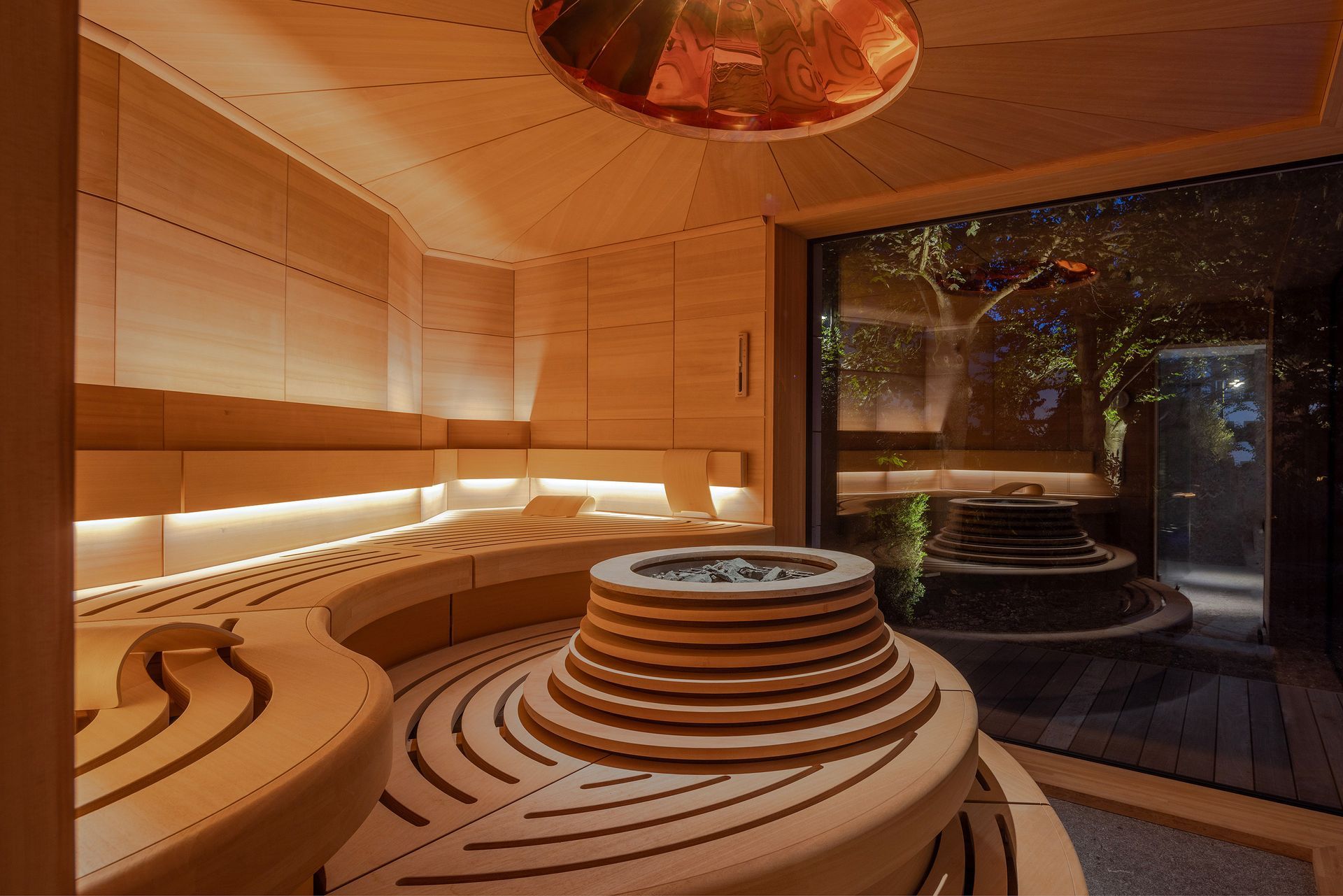 De afgeronde ligbanken van de DOME sauna zijn gemaakt van gecertificeerd hemlock hout