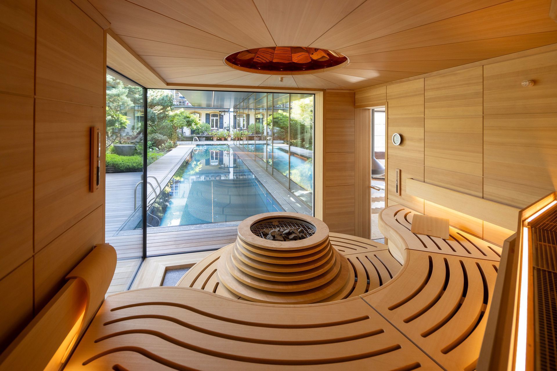 KLAFS sauna DOME wijngaard interieur uitzicht zwembad
