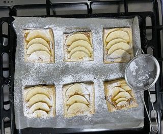 Una teglia di torta di mele con zucchero a velo sopra