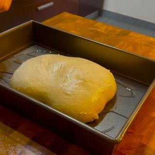 Impasto piegato e messo in un contenitore oliato
