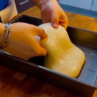 Mani bagnate che effettuano le pieghe in ciotola