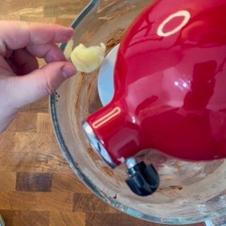 Un mixer rosso con il numero 0 sopra